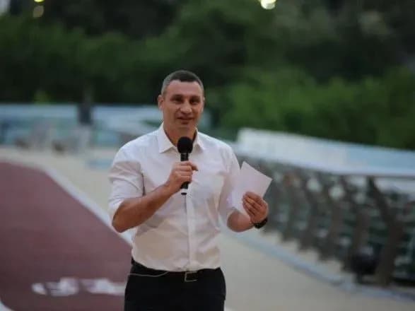 Віталій та Володимир Клички випробували новий пішохідно-велосипедний міст на міцність