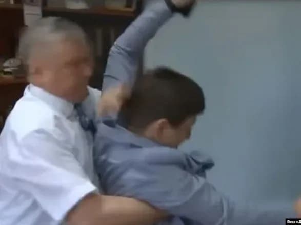 На чиновника в РФ открыли дело за избиение журналиста телеканала