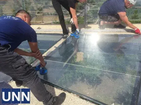 На "мосту Кличко" второй день подряд меняют стекло