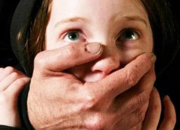 Чоловік два роки заробляв на ґвалтуванні малолітніх дочок