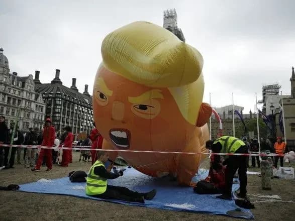 У Великій Британії запустили в небо Трампа в підгузку