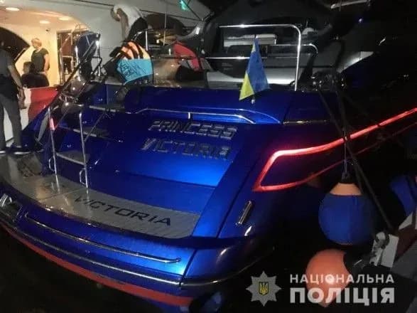 В Киеве на Днепре загорелось судно