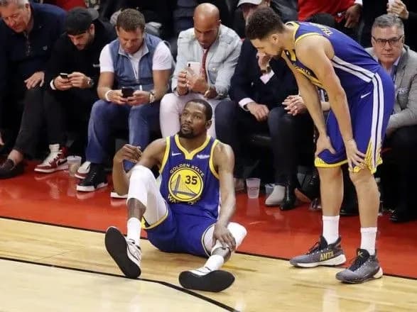 Возврат и очередная травма Дюранта: "ГСВ" уменьшил отставание в серии финала НБА