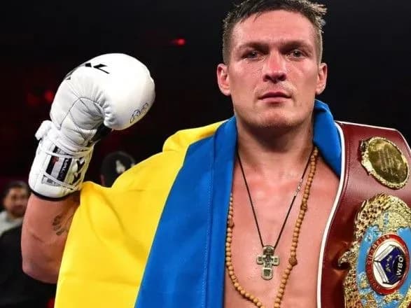 Усик відмовився від четвертого чемпіонського поясу