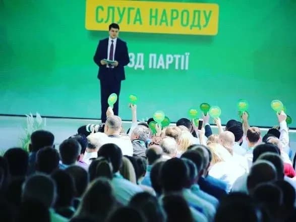 "Слуга народу" чи "лобіст олігархів": у списку Зеленського опинився суперечливий персонаж