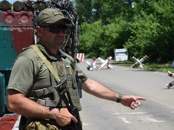 У чергах на КПВВ на Донбасі зібралось 240 авто