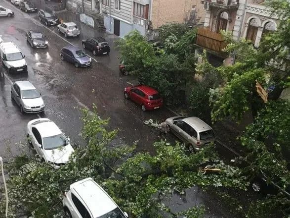 Через негоду Київ скували затори