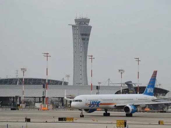 Телеканали Ізраїлю розпочали прямий ефір з місця посадки аварійного Boeing