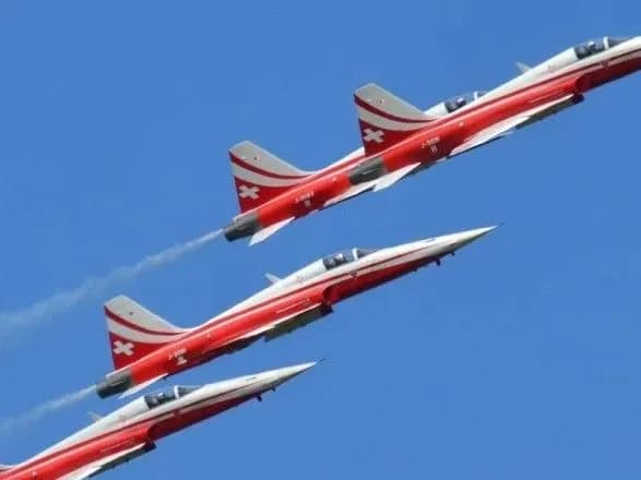 Пилоты в Швейцарии устроили авиашоу не над тем фестивалем