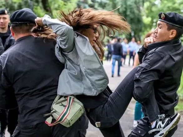 Понад сто осіб затримали в Казахстані за мітинги 6 липня