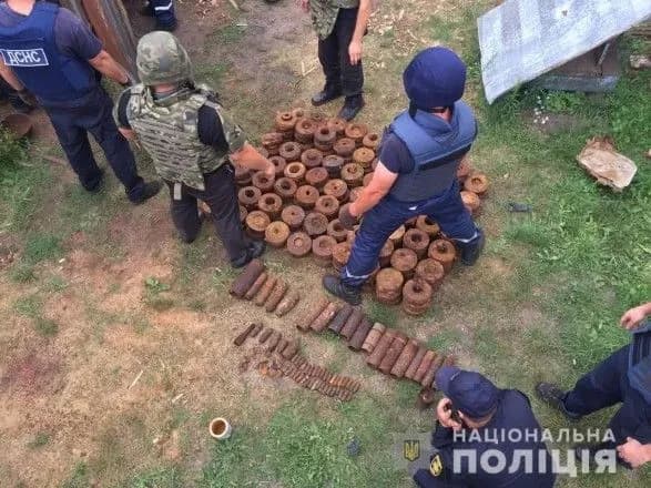 В Ровенской области в хозяйстве, где погибли дети, изъяли более тысячи единиц взрывчатых предметов