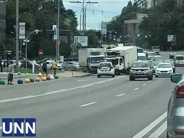 У Києві на Дружби народів кілька ДТП паралізували рух автотранспорту