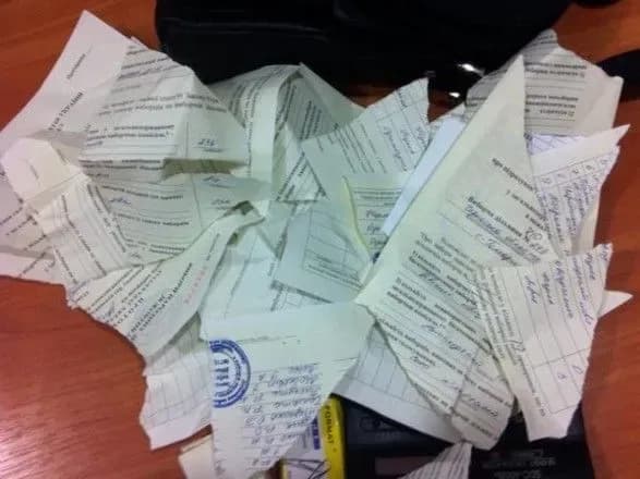 У Львові 94-річна жінка влаштувала на дільниці скандал, а потім рвала та їла бюлетені