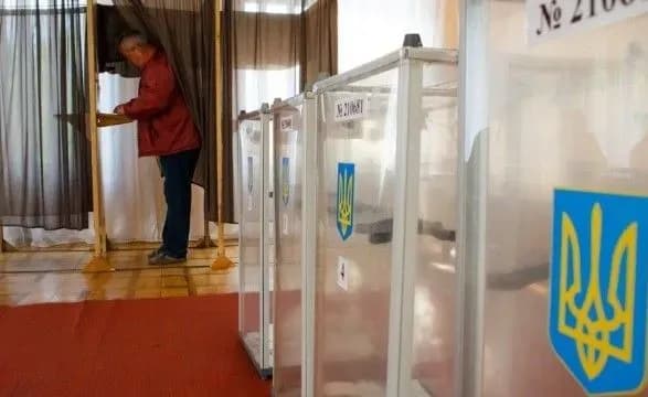 Члени окремих ДВК агітували за кандидатів за допомогою футболок і значків – КВУ