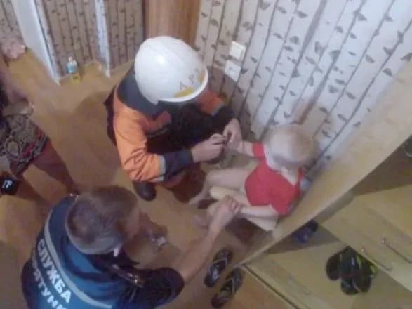 Маленький хлопчик затиснув палець у калейдоскопі