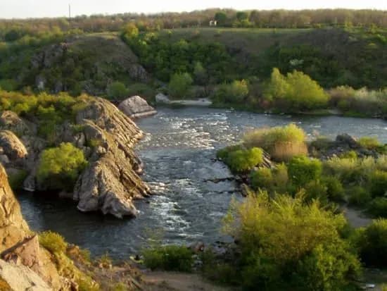 На Миколаївщині у річці знайшли труп жінки із мотузкою з каменем на шиї