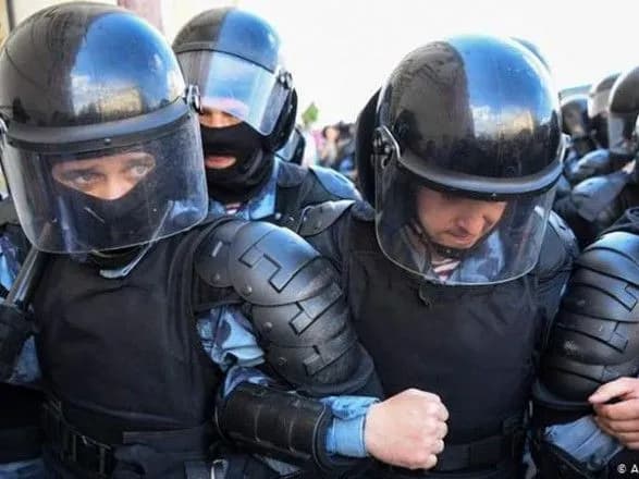 В сеть выложили видео задержания мужчины с инвалидностью силовиками в Москве