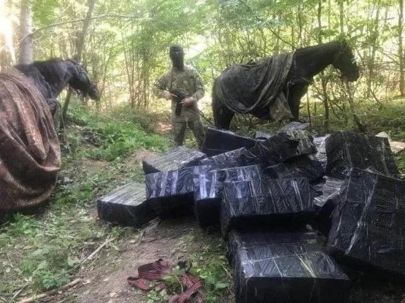 На кордоні з Румунією виявили контрабандистів сигарет на конях