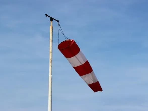 Киян попередили про сильний вітер до кінця доби