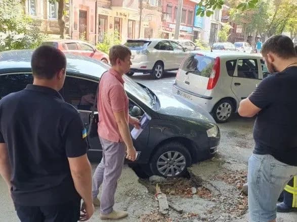 У Дніпрі під автівкою провалився асфальт