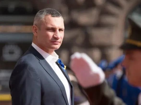 Кличко торжественно поднял флаг у Киевского городского совета по случаю Дня Государственного флага Украины