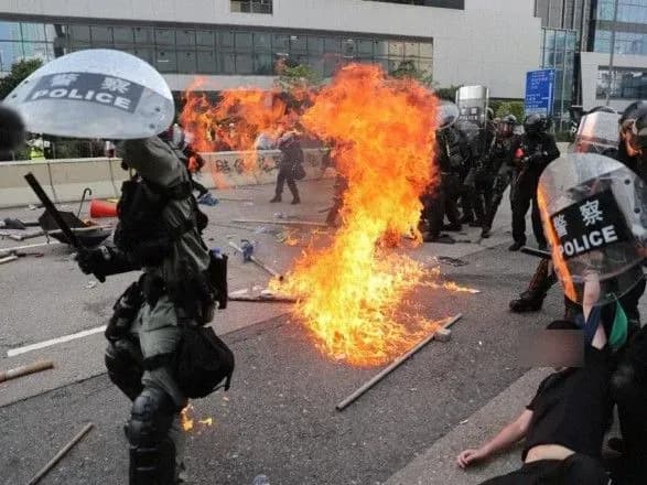 Ситуація у Гонконзі: протестувальники намагаються барикадувати вулиці, тривають сутички