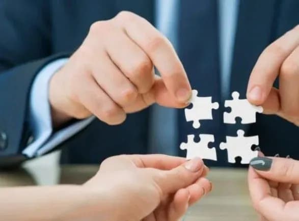 Уряд планує об'єднати державні та комунальні підприємства в один холдинг - Гончарук