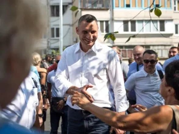 Кличко проверил, как отремонтировали внутриквартальные проезды на Троещине