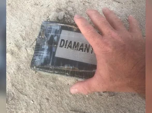 В США ураган “Доріан” розкидав по узбережжю масштабну партію кокаїну