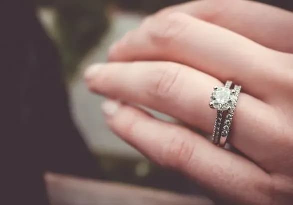 Банк пустить з молотка прикраси з діамантами