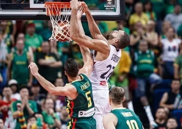 ФИБА отстранила арбитров за ошибку в матче ЧМ-2019