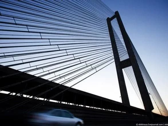 Трое киевлян забрались на вершину Южного моста ради фото