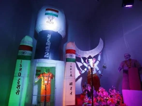 В Индии заявили, что будут пытаться установить связь с пропавшим на Луне модулем еще две недели