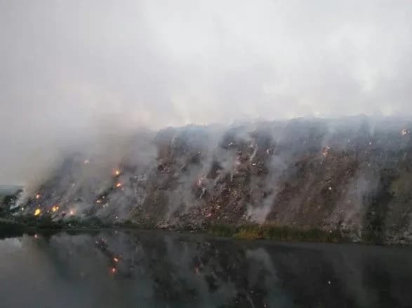 Чернігівське сміттєзвалище обкопали для нерозповсюдження пожежі