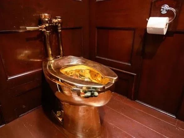 З палацу Черчиля у Британії викрали золотий унітаз