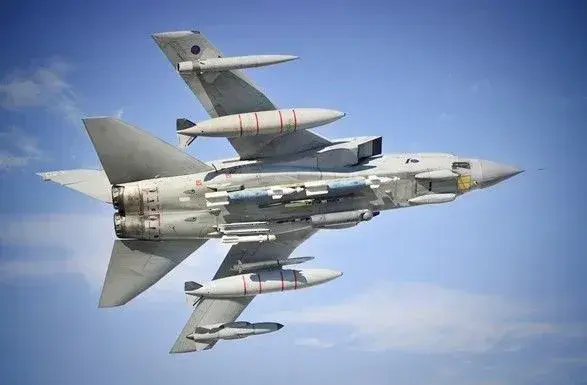 Винищувач втратив в небі над Німеччиною два підвісних бака