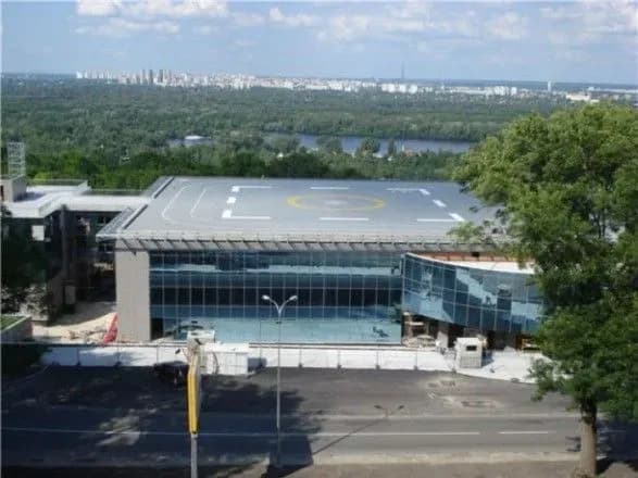 Суд зняв арешт з “вертолітного майданчика” Януковича