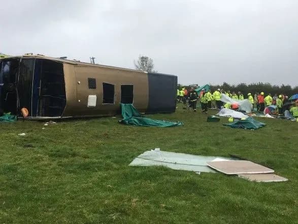 У Британії перекинувся двоповерховий автобус, є постраждалі