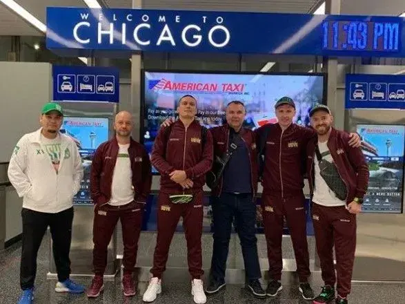 Боксер Усик прибув в Чикаго на дебютний бій в суперважкому дивізіоні