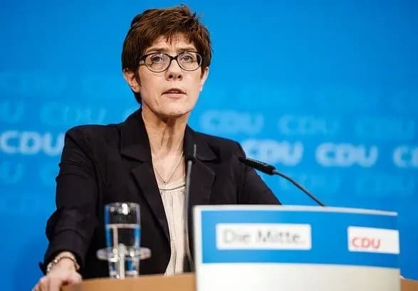 Наступниця Меркель вимагає не мовчати про окупацію Криму Росією