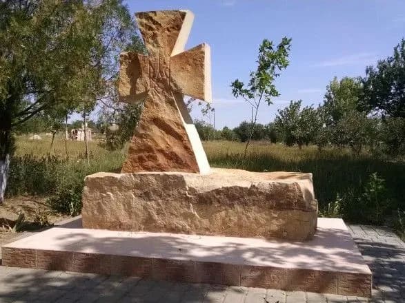 В Одесской области залили краской памятник защитникам Украины