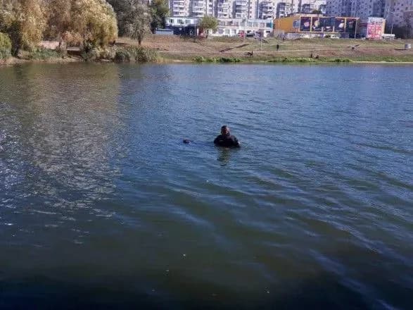 У Києві з озера дістали тіло невідомого