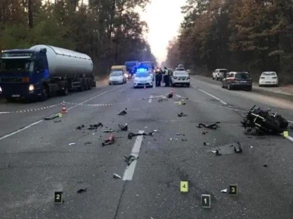 Жінка на мотоциклі у Києві врізалась в легковик та загинула