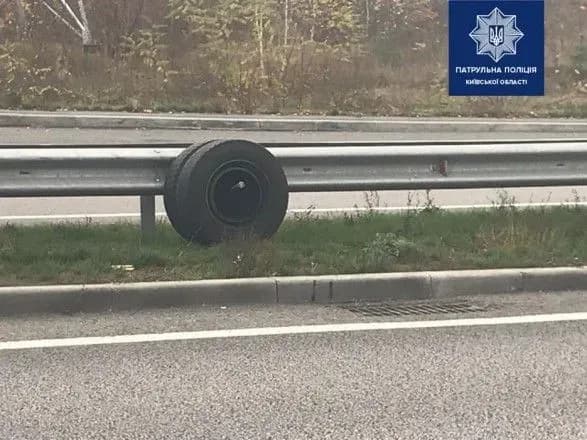 Авто сбило водителя автобуса, который вышел на проезжую часть из-за оторванного колеса