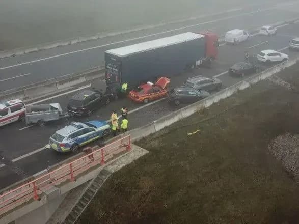 У Німеччині через негоду зіткнулися 18 автомобілів