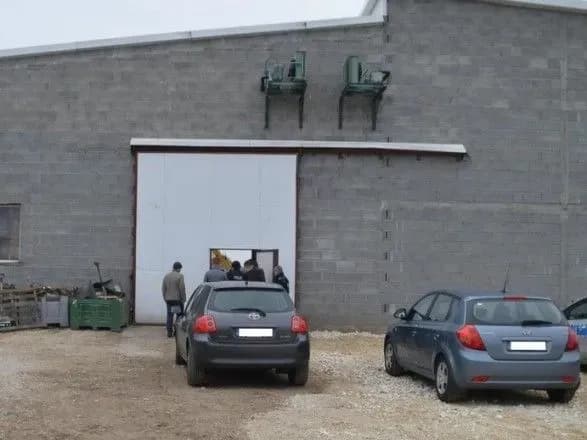 У Польщі тіла двох українців виявили у холодильній камері для фруктів