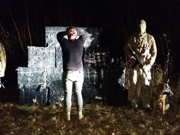 На Буковині прикордонники з собаками викрили контрабанду цигарок на 1,3 млн грн
