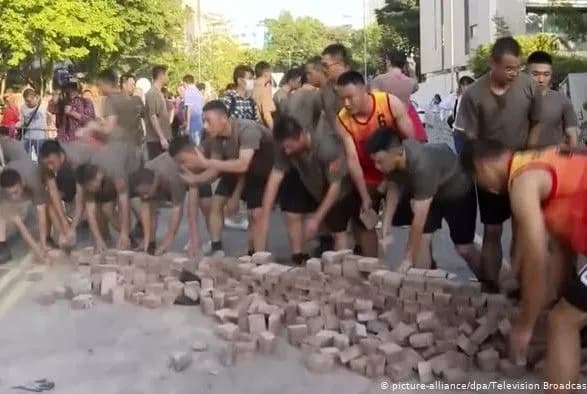 У Гонконгу солдати Китаю вийшли на вулиці для прибирання наслідків протестів