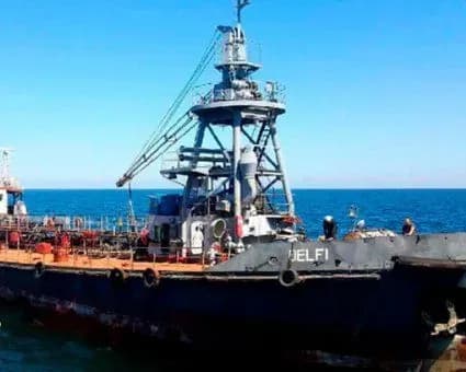 Танкер в шторм сів на мілину біля Одеси, екіпаж відмовився від евакуації