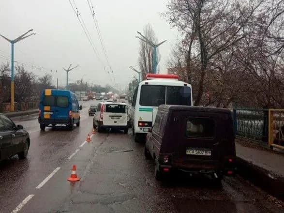 У Черкасах зіткнулись маршрутка і два легковики